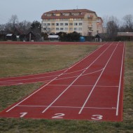 Na tartanovou dráhu nepatří inline brusle, kola či koloběžky